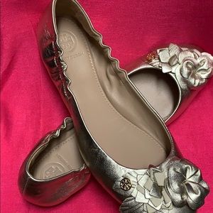 ⬇️💲Drop!!Brand New Tory Burch Flats 🥿 Gold🌼